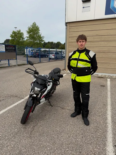 Maximilian, noch bis Donnerstag warten dann kann es losgehen! Gratulation zum Führerschein